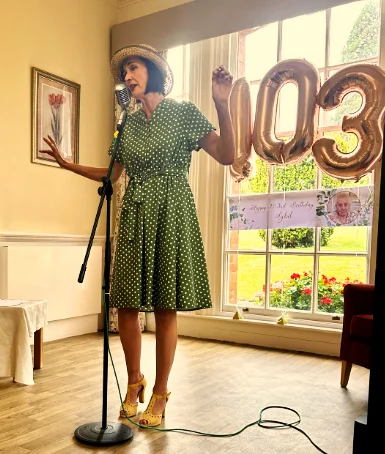 Amanda 103 Tighter Crop Desktop 385